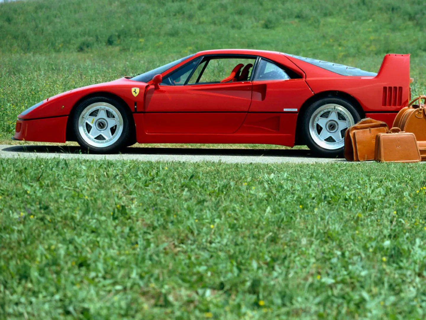 The F40 in profile with its fitted Schedoni luggage