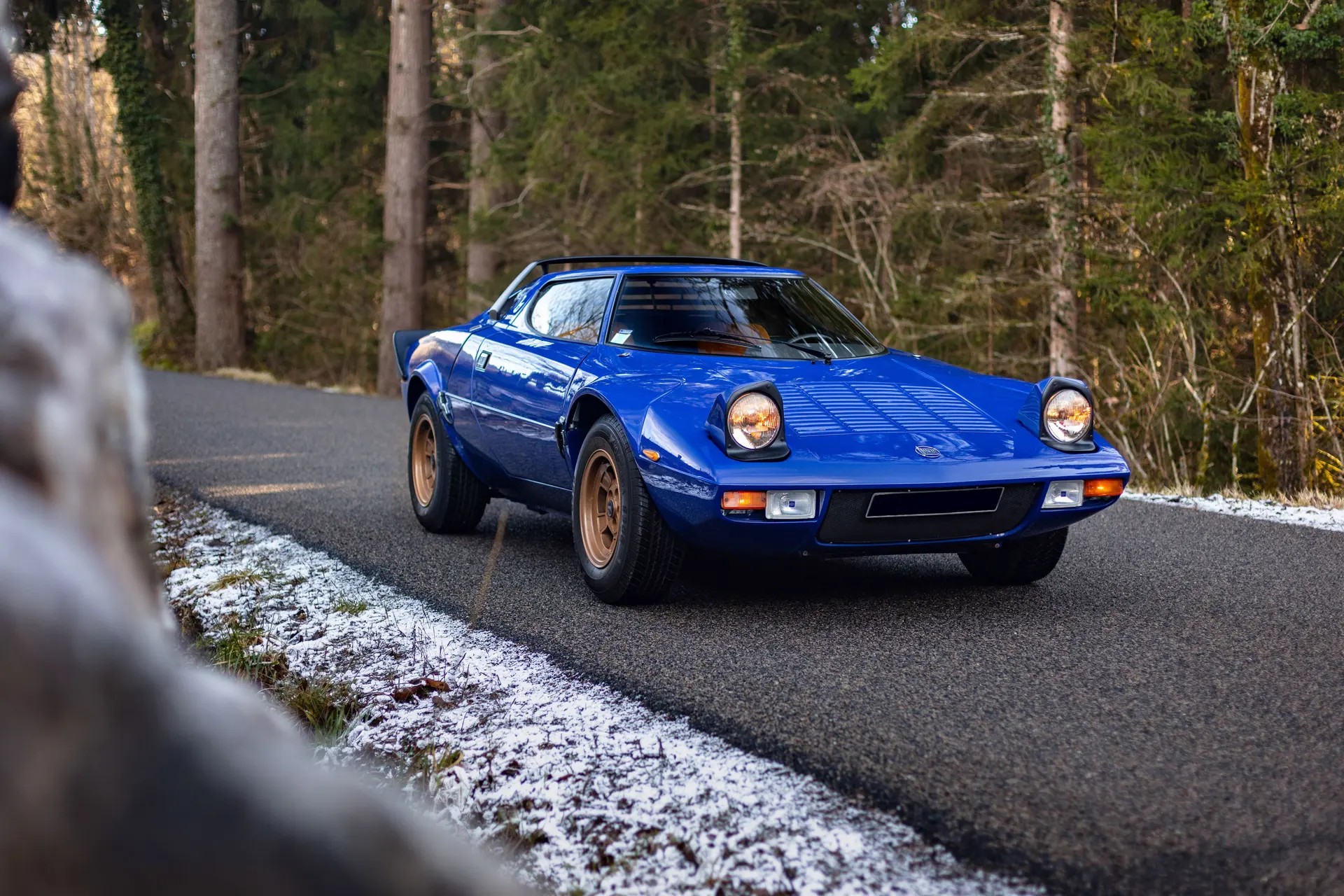 Blue Stratos HF Stradale, front three-quarter
