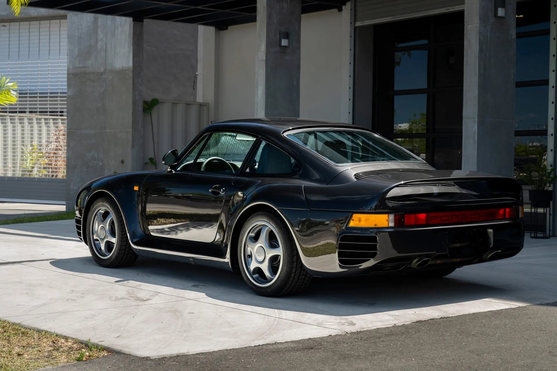 Graphite Metallic Porsche 959 Komfort, rear-three-quarter view