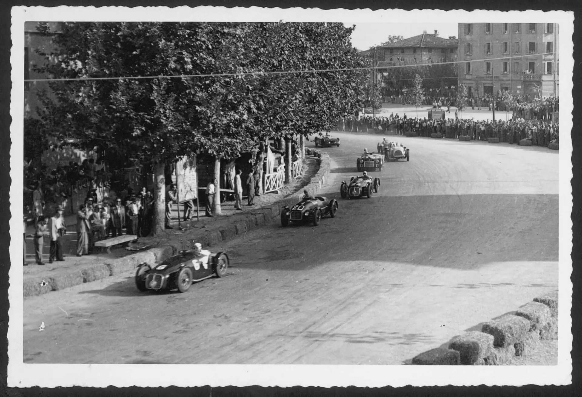 Racing cars and crowd at the Circuito di Modena in September 1947, a Ferrari 125 S among Maseratis